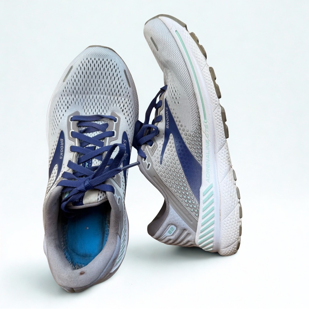 Brooks Adrenaline GTS 22 Athletic Shoes